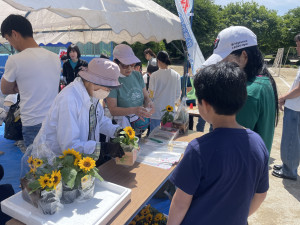 作製したプランターにヒマワリを入れて母の日のプレゼントに