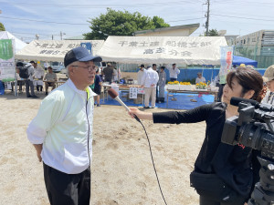 取材をうける渡辺委員長